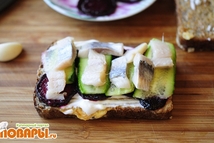 Шаг 7: Затем огурчики и рыбка.