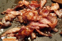 Шаг 4: На сухой сковороде обжарить ветчину …