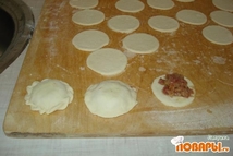 Шаг 2: Пока тушится капуста, готовим тесто. …