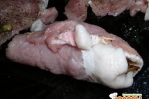 Шаг 2: на каждый кусочек мяса положить …