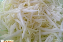 Шаг 2: Капусту нашинковать тонкой соломкой, добавить …