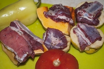 Шаг 2: Айву разрезаем пополам, чистим, если …