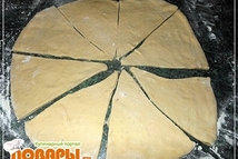 Шаг 6: Рогалики. Раскатать круг и разделить …