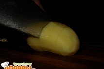 Шаг 2: На картофеле сделайте небольшие разрезы …