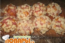 Шаг 4: Черствый батон нарезать мелкими кубиками …