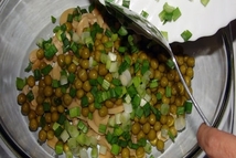 Шаг 5: В чашку складываем все ингредиенты: …