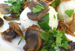 Картофельные колобки с зажаркой из грибов