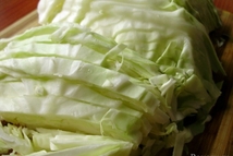 Шаг 2: Шинкуя капусту, глазами и носом …