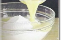 Шаг 1: Влейте в стакан разболтанное яйцо, …