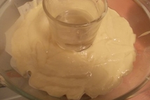 Шаг 4: Взбейте хорошо яйца с сахаром …