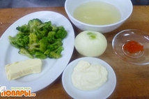 Шаг 1: Лук репчатый нарезаем полукольцами. Брокколи …