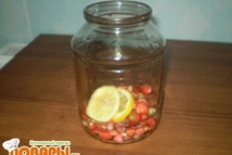 Шаг 3: Положить землянику в банку, добавить …