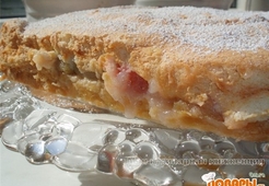 Пирог на песочной основе с ревенем и бисквитом