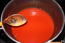 Шаг 2: В томатный сок засыпаем желатин …
