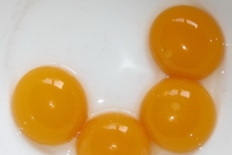 Шаг 1: Берем четыре некрупных куриных яйца, …