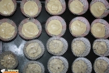 Шаг 3: Заполнить формочки для выпекания наполовину, …