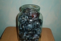 Шаг 1: Сложить сливы в банку, добавить …