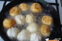 Шаг 3: Обжарить творожные шарики в большом …