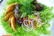 Шаг 3: Картофель и шампиньоны нарезаем дольками …