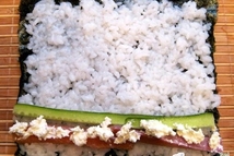 Шаг 5: Выкладываем на нижний край нори …