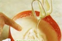 Шаг 5: Приподнимите венчики миксера и дайте …