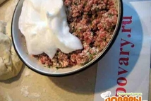 Шаг 4: Приготовим фарш: Говядину смешиваем с …