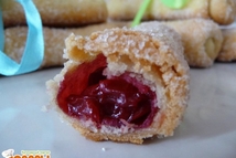 Шаг 3: На край теста кладем ряд …