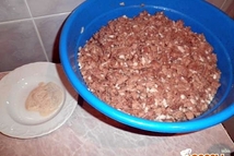 Шаг 2: все это хорошенько вымешиваем руками,и …