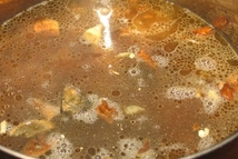 Шаг 11: Потом доливаем наш бульон. Смотрите, …