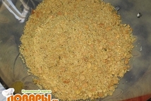 Шаг 1: Сухари высыпаем в тарелку