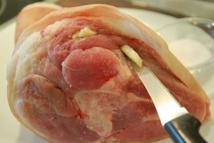 Шаг 1: Нашпиговать чесноком, предварительно обмакивая его …