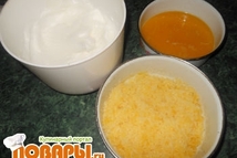 Шаг 3: Белки взбить в стойкую пену.