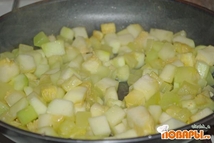 Шаг 2: Перекладываем в казанок или сотейник. …