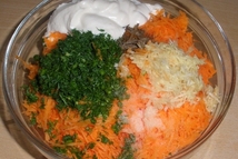 Шаг 2: Мелко нашинковать пучок укропа, оставив …