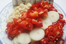 Шаг 2: Овощи нарезать, перемешать, залить теплым …