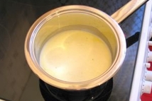 Шаг 5: Масло растопить. Добавить муку, хорошо …