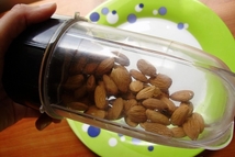 Шаг 2: Потом мелю миндаль сырой тем …