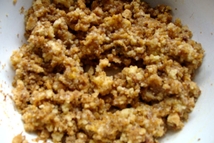 Шаг 1: Бисквитную крошку смешиваем с сырыми …