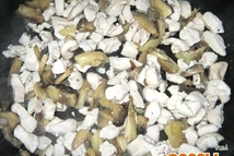 Шаг 3: Сливаем с консервированных шампиньонов жидкость, …