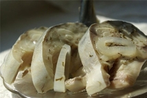 Шаг 2: Размороженную скумбрию почистить, нарезать кусочками …