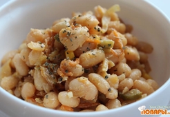 Фасолевый салат с солеными огурцами