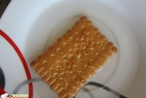 Шаг 7: Теперь берем печенье и размягчаем …