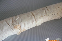 Шаг 3: Нарезать рулет поперек ломтиками толщиной …