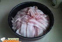 Шаг 4: Красиво заворачиваем свисающие кончики бекона …