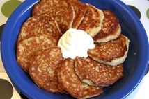 Шаг 6: Подаем драники непременно со сметаной. …