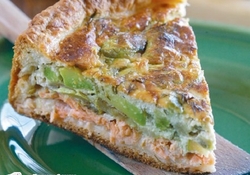 Рецепт: Пирог с авокадо, кабачками и лососем