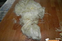 Шаг 7: Прессуя пальцами, наполнить ими форму …