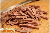 Шаг 5: Язык порезать тонкими полосками.