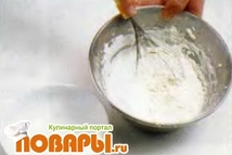 Шаг 3: Просейте сахарную пудру через сито …