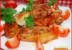 Рецепт: Луковый рулет с жареными куриными окорочками